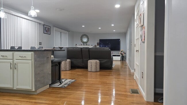 Building Photo - 9 Sunblaze Dr