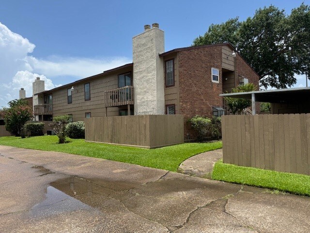 Building Photo - 9101 Country Creek St