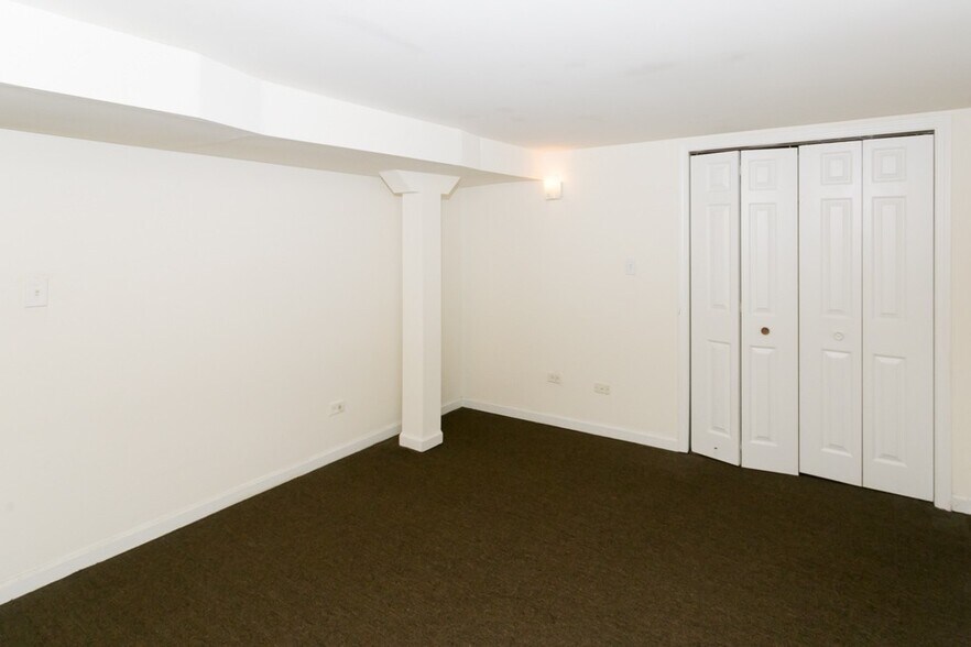 Building Photo - 2835 W Medill Ave