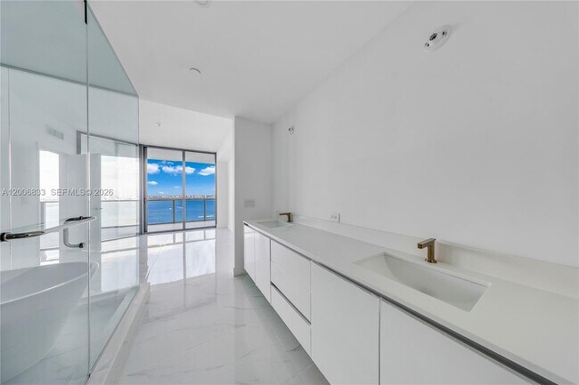 Building Photo - 700 NE 24th St