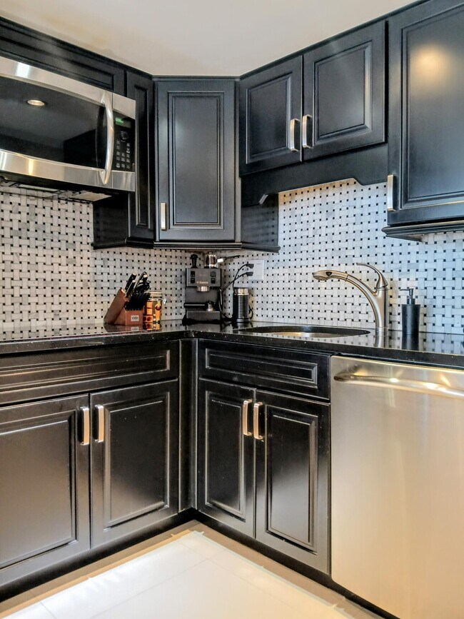 Building Photo - 1830 Embassy Dr