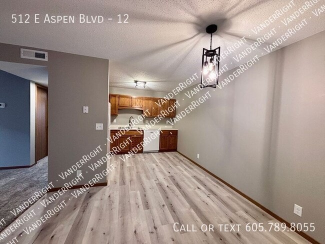 Building Photo - 512 E Aspen Blvd