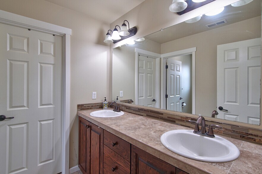 Building Photo - 17536 SW Parkway Ct