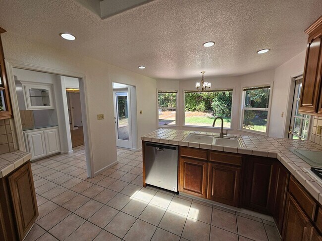 Building Photo - REGAL 4 Bed/3 Bath Home in FREMONT