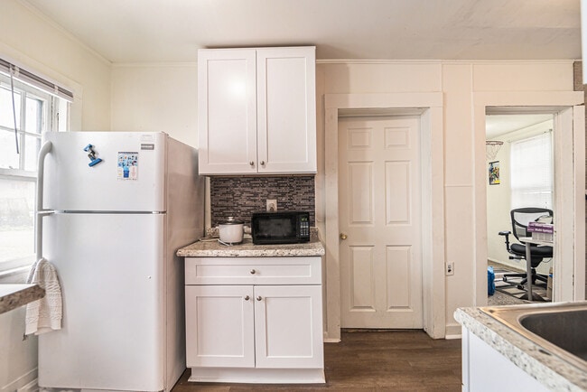 Building Photo - 428 S Division St