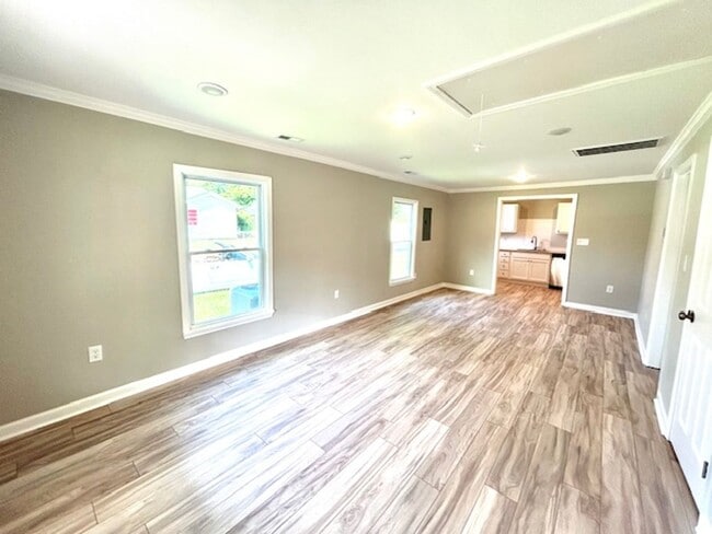 Building Photo - Charming 2 Bedroom Home in North Huntsvill...