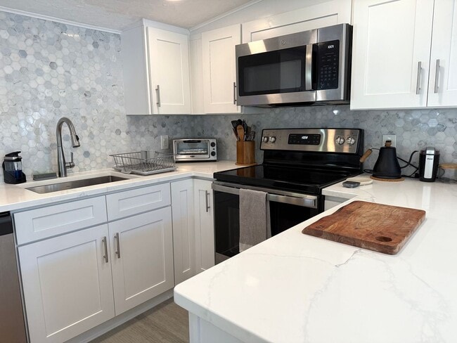 Building Photo - 2 Bedroom 2 Bath Annual Furnished Cottage ...