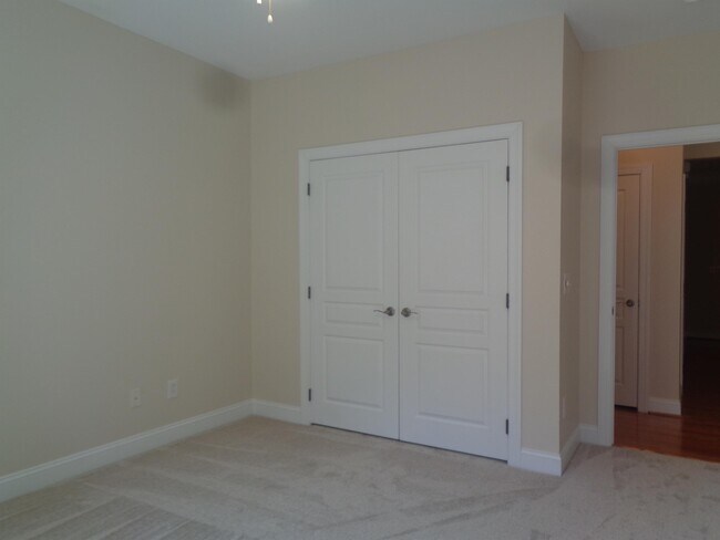 Building Photo - 914 Providence Glen Dr