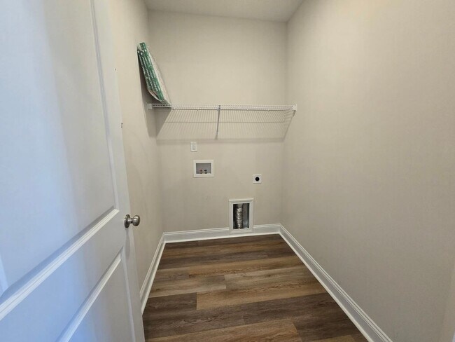 Building Photo - 4 Bedroom, 2 Bath Ranch Available for Rent Now!