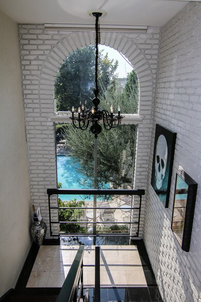 Building Photo - 5323 Coldwater Canyon Ave
