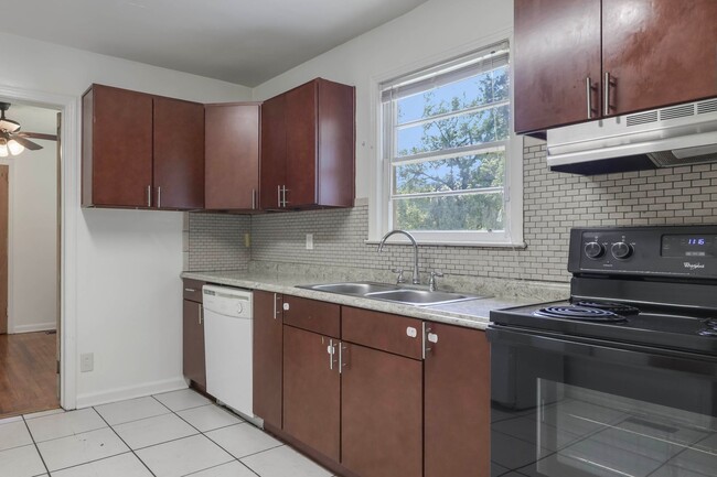 Building Photo - 4 bed 2 bath house, Walk to Stadium!! Available August 2026