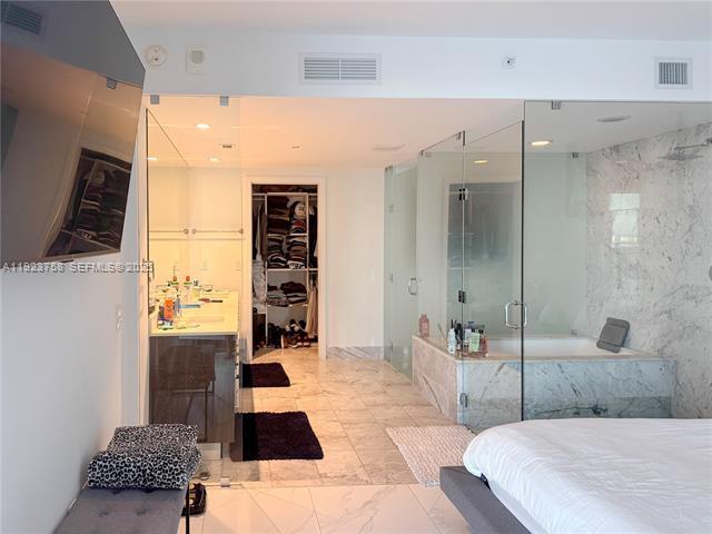 Building Photo - 3131 NE 7th Ave