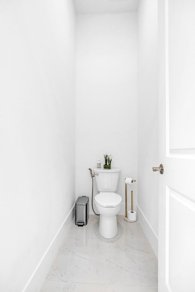 Building Photo - 5320 St Armands Way