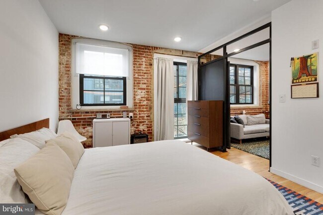 Building Photo - 1737 N Howard St