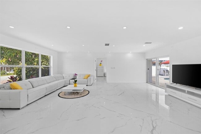 Building Photo - 2816 NE 35th St