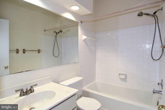 Building Photo - Sunny and spacious top floor unit featuring an open floor plan perfect for entertaining!