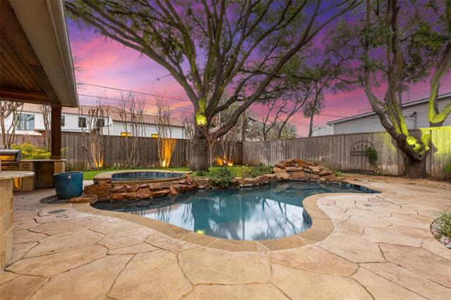 Building Photo - 6405 Royal Ln