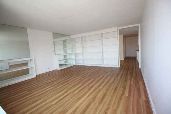 Building Photo - 65 E India Row