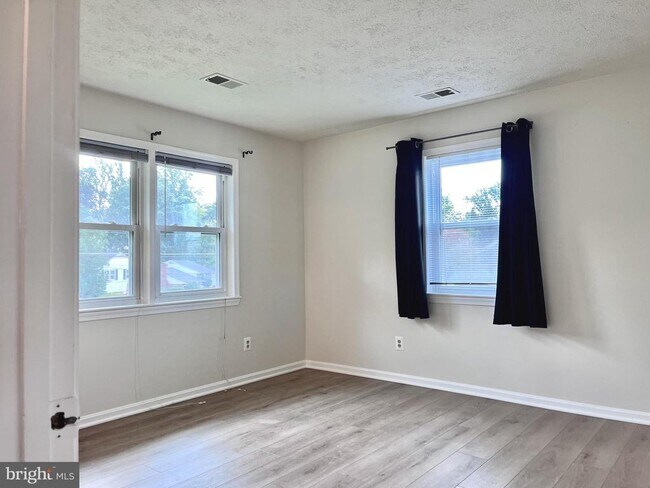 Building Photo - 5350 Ravensworth Rd