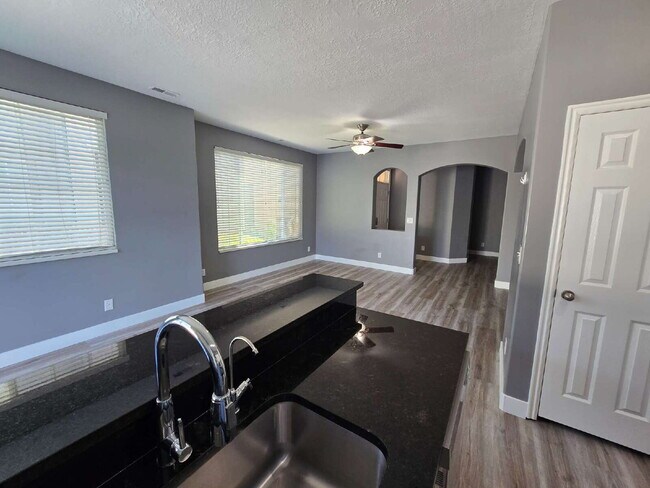 Building Photo - "Charming 3-Bed Townhouse Retreat in North...