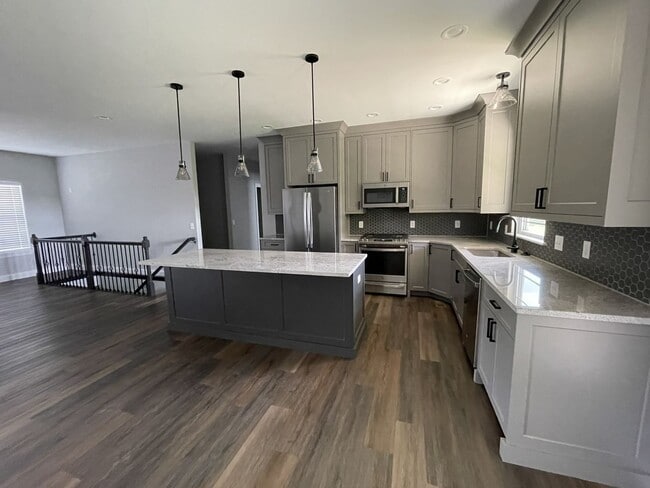 Building Photo - Beautiful 3 Bed / 2 Bath Home with 3-Car G...