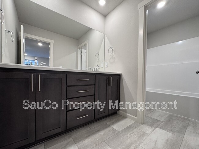 Building Photo - 8309 SE Crescent Dr