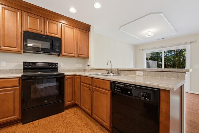 Building Photo - 3 Bedroom Townhouse in Braddock Park Community - Available May 8!