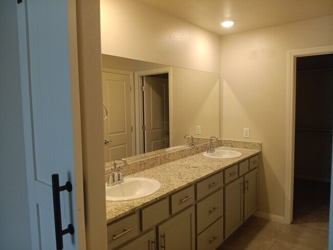Building Photo - NEWER BUILD 4BD/2.5BA HOME NEAR ALIANTE!