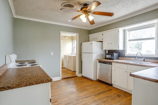 Building Photo - Budget Friendly, Great Space!