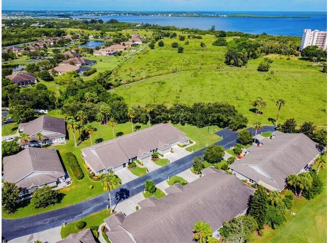 Building Photo - 2421 Fairway Oaks Dr