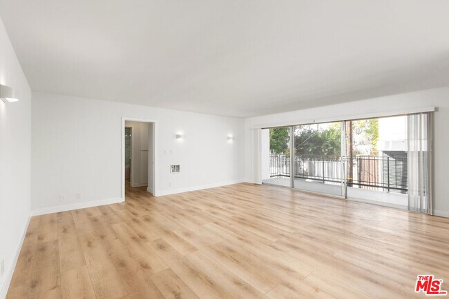 Building Photo - 621 San Vicente Blvd