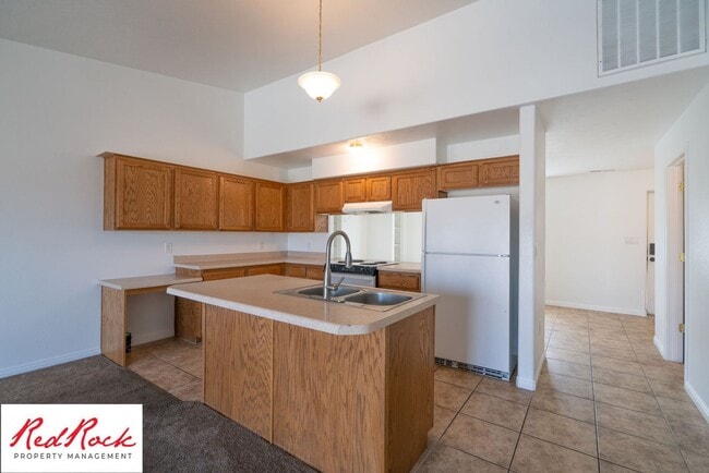 Building Photo - Spacious 3 Bedroom Townhome in Central St....