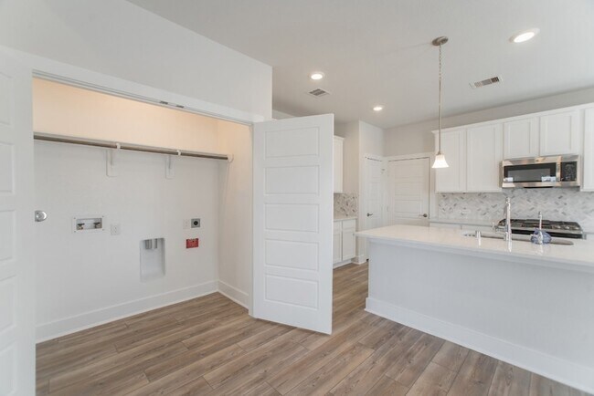 Building Photo - 10627 Whitejacket