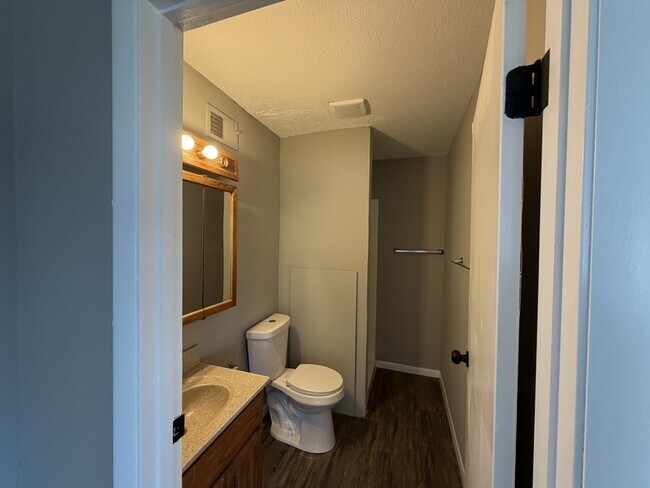 Building Photo - 4300 E 175th St