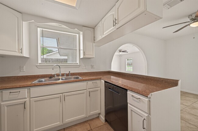 Building Photo - 6311 Tall Willow Dr