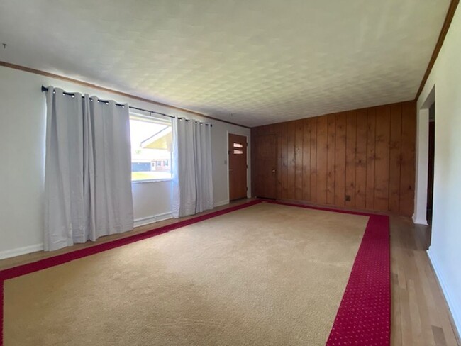Building Photo - 3 Bedroom 1 Bathroom Available in Springfi...