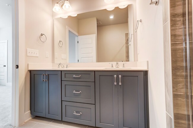 Building Photo - 3 Bedroom Townhome minutes from South End!