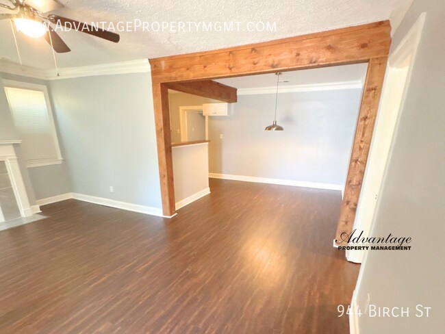 Building Photo - 944 Birch St