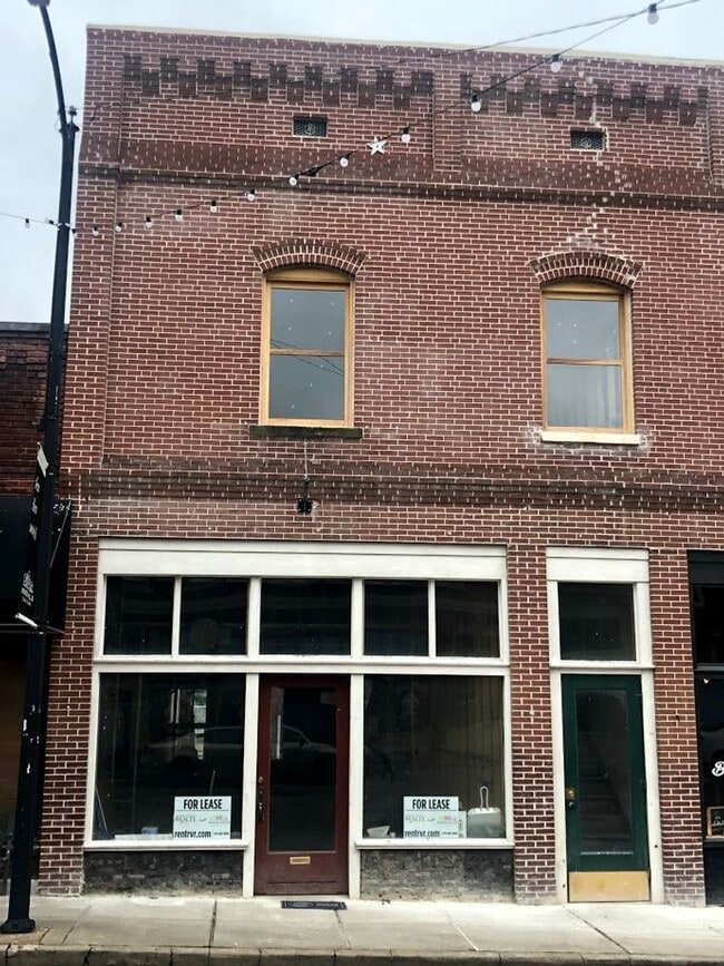 Building Photo - Downtown Loft Apartment