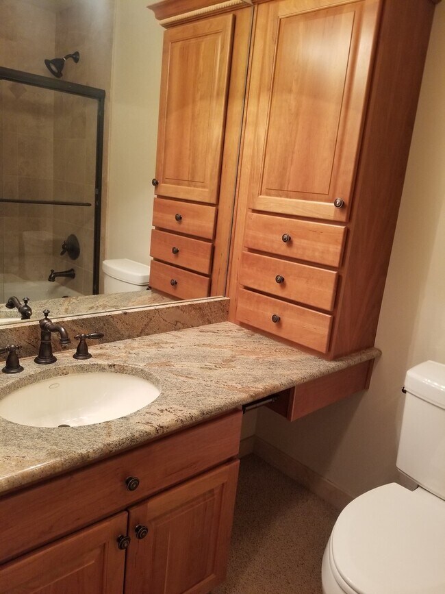 Building Photo - Class and Style! 3 Bed, 2 Bath South Hill ...