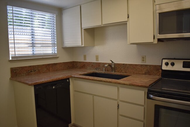 Building Photo - Freshly updated condo unit with a communit...
