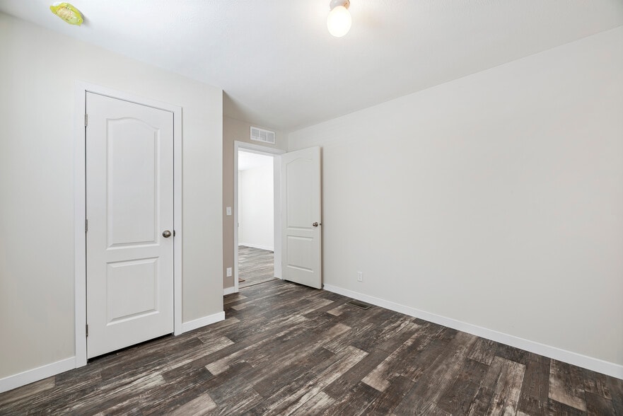 Building Photo - 11431 N Lake Dr