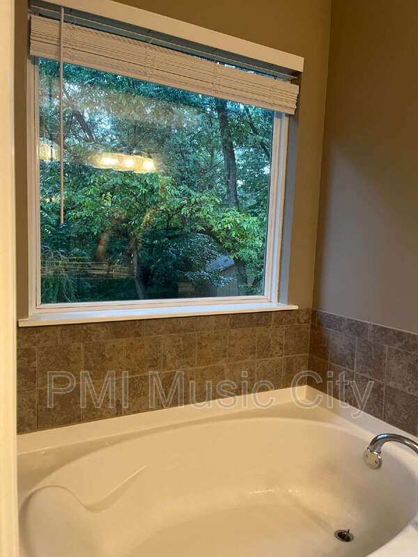 Building Photo - 225 Hickory Dr