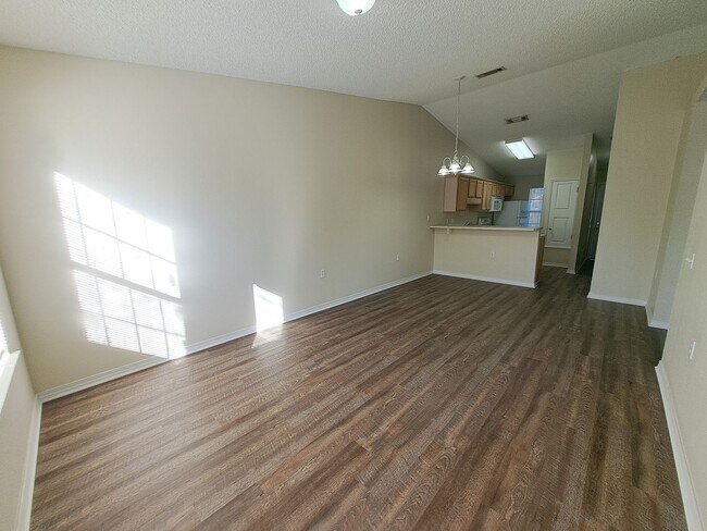 Building Photo - Cute 2BR/1BA in NE Pensacola