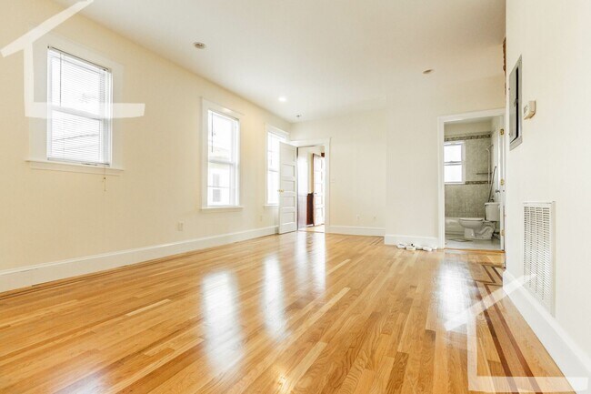 Building Photo - No Brokers Fee, Pets Friendly, Eat-in Kitchen, Big Bedrooms, Laundry on a Site