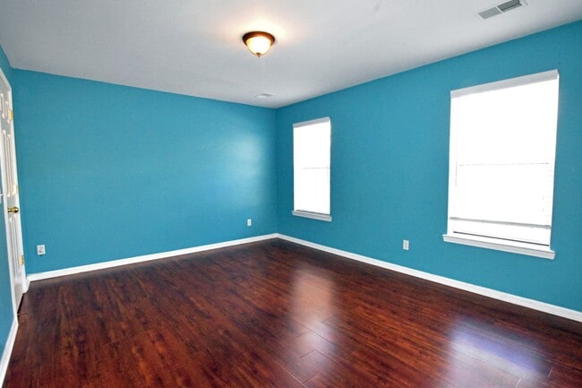 Building Photo - 3-Bedroom, 2-Bath, 2-Car Garage Condo, Ste...