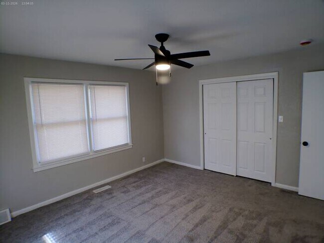 Building Photo - Beautiful 2 bedrooms and 2 baths with vanity located on S Hawthorne Ave in Independence, convenie...