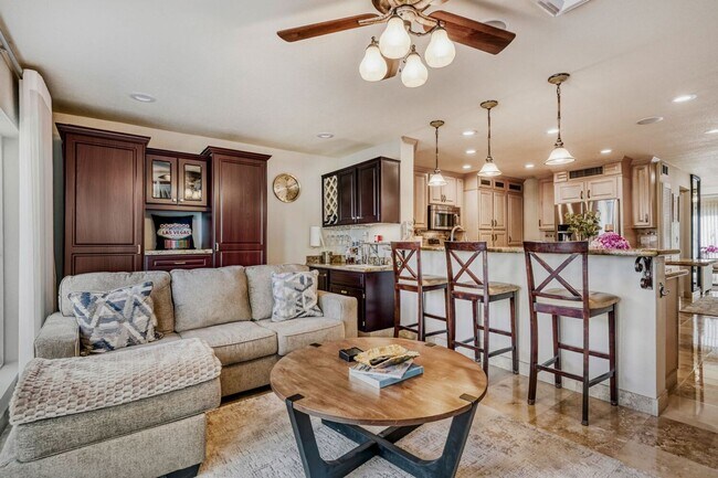 Building Photo - Furnished LVCC Beauty