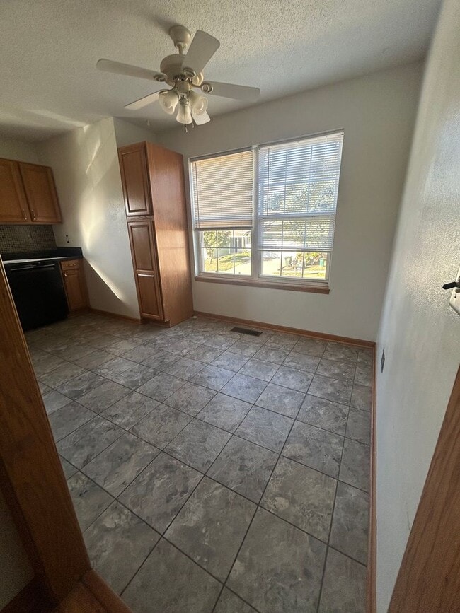 Building Photo - Spacious, corner lot 3-bedroom, 2-bath duplex in Iowa City