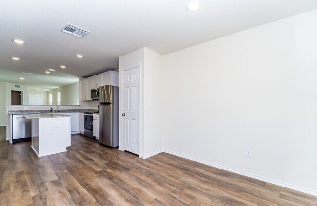 Building Photo - 5911 Rolling Gln